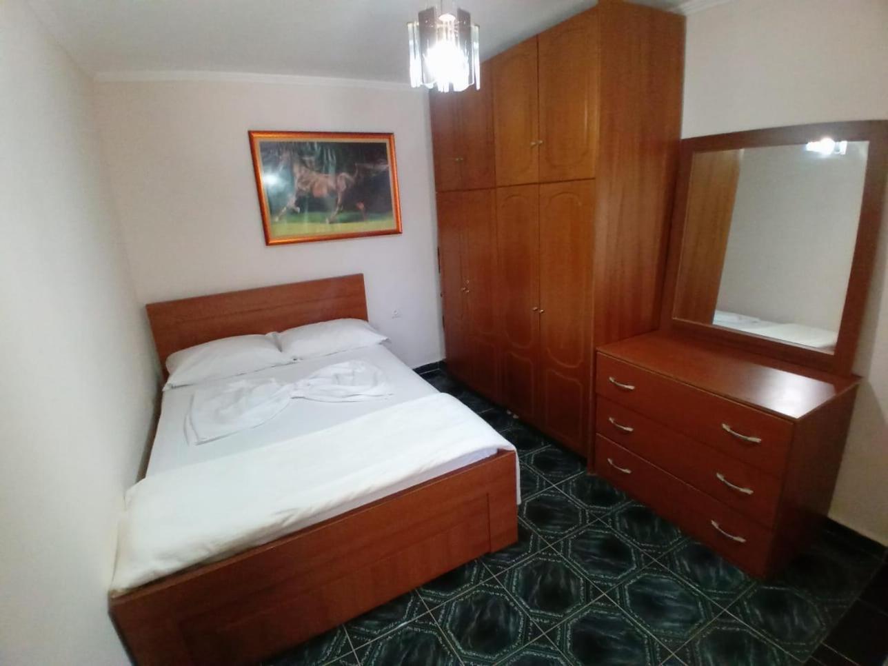 Gogo'S Sea Side Apartment Sarandë Buitenkant foto